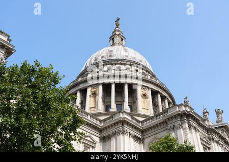 St. Paul's Cathedral, una cattedrale del XVII secolo con una cupola alta 365 metri e costruita in stile barocco inglese, si trova in cima a Ludgate Hill, Londra, Regno Unito Foto Stock