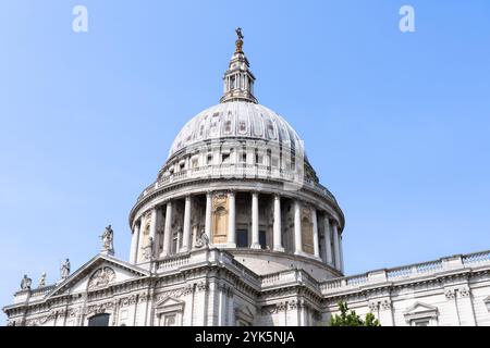 St. Paul's Cathedral, una cattedrale del XVII secolo con una cupola alta 365 metri e costruita in stile barocco inglese, si trova in cima a Ludgate Hill, Londra, Regno Unito Foto Stock