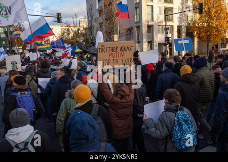 Anti-Putin-Demo a Berlino: Demo für Frieden und Freiheit in Rus, Tausende Menschen gingen am Sonntagnachmittag in Berlin-Mitte auf die Straße, um ein starkes Zeichen gegen Wladimir Putin, den Krieg in der Ukraine und die Unterdrückung in Russland zu setzen. Unter dem motto Nein zu Putin Freiheit für politische Gefangene forderten die Demonstranten den sofortigen Abzug der russischen Truppen aus der Ukraine, Die Freilassung aller politischen Gefangenen und die Anklage Putins als Kriegsverbrecher. MIT Plakaten und Sprechchören machten sie deutlich: Der Krieg muss beendet werden Berlin Berlin Foto Stock