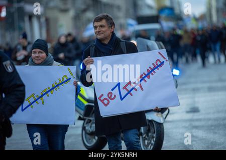 Anti-Putin-Demo a Berlino: Demo für Frieden und Freiheit in Rus, Tausende Menschen gingen am Sonntagnachmittag in Berlin-Mitte auf die Straße, um ein starkes Zeichen gegen Wladimir Putin, den Krieg in der Ukraine und die Unterdrückung in Russland zu setzen. Unter dem motto Nein zu Putin Freiheit für politische Gefangene forderten die Demonstranten den sofortigen Abzug der russischen Truppen aus der Ukraine, Die Freilassung aller politischen Gefangenen und die Anklage Putins als Kriegsverbrecher. MIT Plakaten und Sprechchören machten sie deutlich: Der Krieg muss beendet werden Berlin Berlin Foto Stock