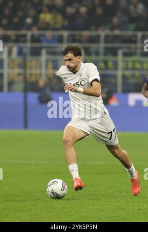 Milano SSC Napoli, Khvicha Kvaratskhelia in azione durante la partita di calcio di serie A Enilive 2024/2025 tra Inter e Napoli al Giuseppe Foto Stock