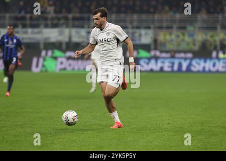 Milano SSC Napoli, Khvicha Kvaratskhelia in azione durante la partita di calcio di serie A Enilive 2024/2025 tra Inter e Napoli al Giuseppe Foto Stock