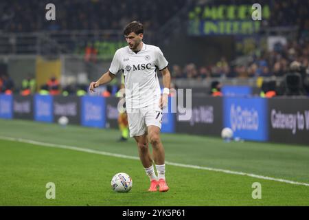 Milano SSC Napoli, Khvicha Kvaratskhelia in azione durante la partita di calcio di serie A Enilive 2024/2025 tra Inter e Napoli al Giuseppe Foto Stock