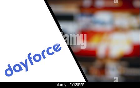 Il logo Dayforce viene visualizzato sullo smartphone. Dayforce Inc fornisce software e servizi per le risorse umane a livello globale. Foto Stock