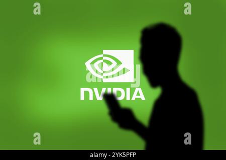 Logo NVIDIA sullo schermo dello smartphone con IA sullo sfondo. NVIDIA Corporation è un'azienda multinazionale e tecnologica americana Foto Stock