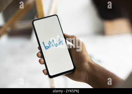 il logo bilibili viene visualizzato sullo smartphone. Bilibili è un sito di condivisione video. Foto Stock