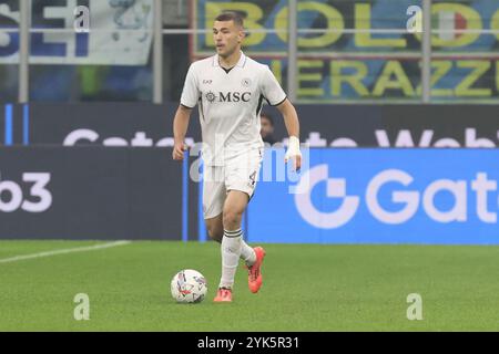 Alessandro Buongiorno di Milano SSC Napoli in azione durante la partita di calcio di serie A Enilive 2024/2025 tra Inter e Napoli al Giuseppe Foto Stock