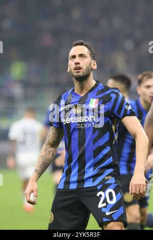 Hakan Calhanoglu dell'Inter in azione durante la partita di calcio di serie A Enilive 2024/2025 tra Inter e Napoli al Giuseppe Meazza Foto Stock