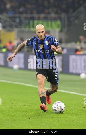 Federico Dimarco dell'Inter del Milano FC in azione durante la partita di calcio di serie A Enilive 2024/2025 tra Inter e Napoli al Giuseppe Meazza Foto Stock