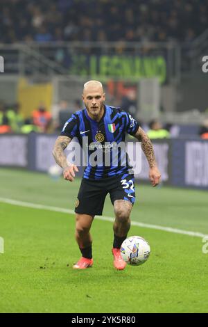 Federico Dimarco dell'Inter del Milano FC in azione durante la partita di calcio di serie A Enilive 2024/2025 tra Inter e Napoli al Giuseppe Meazza Foto Stock