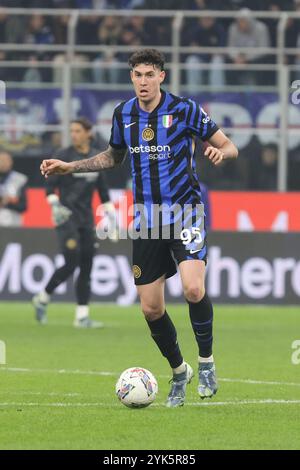 Alessandro bastoni del Milano FC Inter in azione durante la partita di calcio di serie A Enilive 2024/2025 tra Inter e Napoli al Giuseppe Meazz Foto Stock