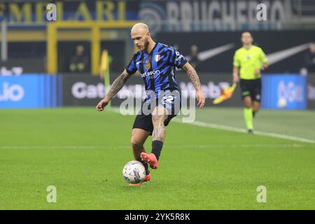 Federico Dimarco dell'Inter del Milano FC in azione durante la partita di calcio di serie A Enilive 2024/2025 tra Inter e Napoli al Giuseppe Meazza Foto Stock