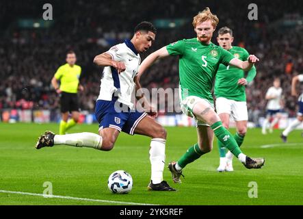 L'Inghilterra Jude Bellingham (a sinistra) e la Repubblica d'Irlanda Liam Scales si battono per il pallone durante la partita del gruppo B2 della UEFA Nations League allo stadio Wembley di Londra. Data foto: Domenica 17 novembre 2024. Foto Stock