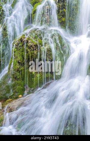 Sentiero Paseo del Molinar, cascata del fiume Molinar, Tobera, Parco naturale Montes Obarenes-San Zadornil, Las Merindades, Burgos, Castilla y Leon, Spagna, E Foto Stock