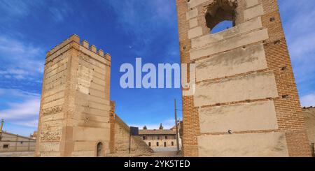 Mura e torri cittadine, stile Mudejar del XIII secolo, Monumento Nazionale spagnolo, Madrigal de las Altas Torres, Avila, Castiglia León, Spagna, Europa Foto Stock