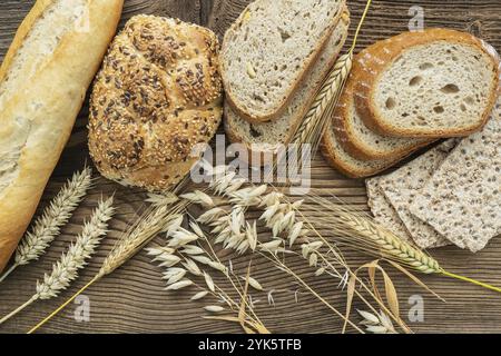 Assortimento di prodotti da forno su vecchio tavolo di legno. Prodotti da forno freschi Foto Stock