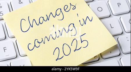 Nota adesiva su una tastiera - modifiche in arrivo nel 2025 Foto Stock