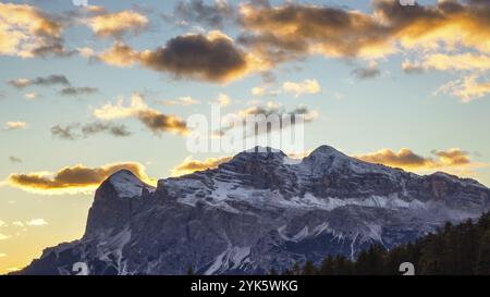 Tramonto sul gruppo montuoso di Tofana con la cima più alta della Tofana di Rozes. Dolomiti Alpe, Provincia di Belluno, Dolomiti Alpi, Italia, Europa Foto Stock