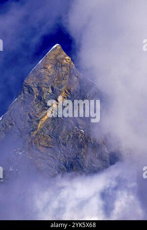 Machapuchare montagna Sacra, coda di pesce, Machapuchare base campo Area, Trek per Annapurna base campo, Annapurna conservazione Area, Himalaya, Nepal, Asia Foto Stock