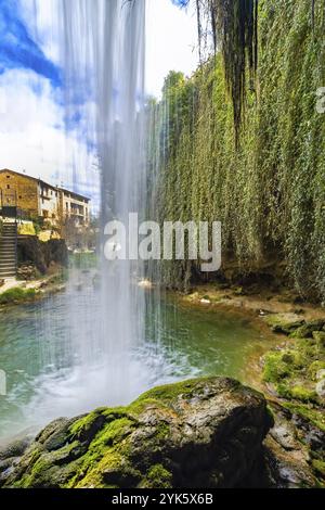 Sentiero Paseo del Molinar, cascata del fiume Molinar, Tobera, Parco naturale Montes Obarenes-San Zadornil, Las Merindades, Burgos, Castilla y Leon, Spagna, E Foto Stock