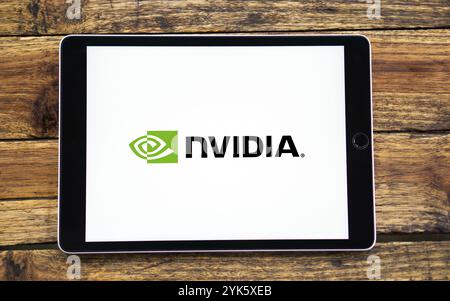 Logo NVIDIA sullo schermo dello smartphone con IA sullo sfondo. NVIDIA Corporation è un'azienda multinazionale e tecnologica americana Foto Stock