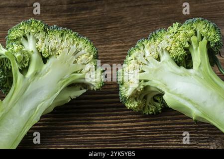 Broccoli freschi sul tavolo di legno Foto Stock