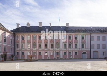 Castello reale sulla piazza del castello nella città vecchia, Berchtesgaden, Berchtesgadener Land, alta Baviera, Baviera, Germania, Europa Foto Stock