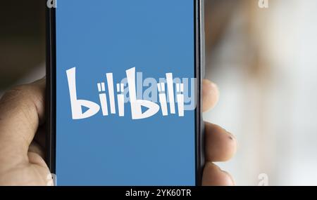 il logo bilibili viene visualizzato sullo smartphone. Bilibili è un sito di condivisione video. Foto Stock