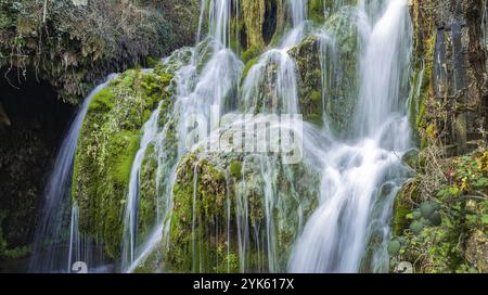 Sentiero Paseo del Molinar, cascata del fiume Molinar, Tobera, Parco naturale Montes Obarenes-San Zadornil, Las Merindades, Burgos, Castilla y Leon, Spagna, E Foto Stock