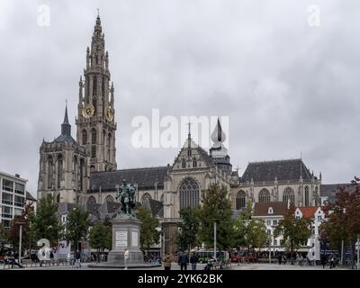 Cattedrale cattolica di nostra Signora (Onze-lieve-Vrouwekathedraal) e scultura Standbeeld Pieter Paul Rubens sulle Groenplaats, Anversa, Fiandre, Belgiu Foto Stock