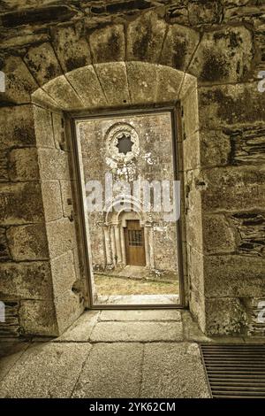 Monastero di San Xoan de Caaveiro, stile romanico dell'XI secolo, Parco naturale Fragas do Eume, Pontedeume, la Coruna, Galizia, Spagna, Europa Foto Stock