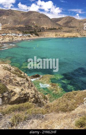 Spiaggia di la Isleta del Moro, Parco naturale Cabo de Gata-Nijar, riserva della biosfera dell'UNESCO, regione climatica del deserto caldo, Almeria, Andalusia, Spagna, Europ Foto Stock