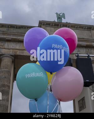 Germania, Berlino, 13 novembre 2024, scena culturale, manifestazione contro i tagli culturali, Brandeburgo Tor, Europa Foto Stock