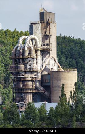 Cementificio, cava con silos e attrezzature industriali. Estrazione di calcare per la produzione di cemento Foto Stock