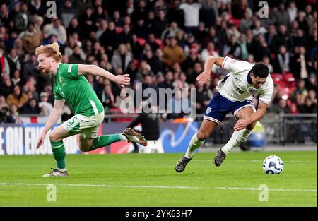 L'inglese Jude Bellingham (a destra) viene fusa dalla Liam Scales (a sinistra) della Repubblica d'Irlanda durante la partita del gruppo B2 della UEFA Nations League allo stadio Wembley di Londra. Data foto: Domenica 17 novembre 2024. Foto Stock