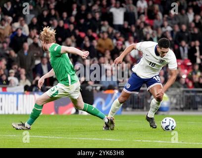 L'inglese Jude Bellingham (a destra) viene fusa dalla Liam Scales (a sinistra) della Repubblica d'Irlanda durante la partita del gruppo B2 della UEFA Nations League allo stadio Wembley di Londra. Data foto: Domenica 17 novembre 2024. Foto Stock