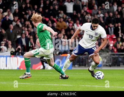 L'inglese Jude Bellingham (a destra) viene fusa dalla Liam Scales (a sinistra) della Repubblica d'Irlanda durante la partita del gruppo B2 della UEFA Nations League allo stadio Wembley di Londra. Data foto: Domenica 17 novembre 2024. Foto Stock