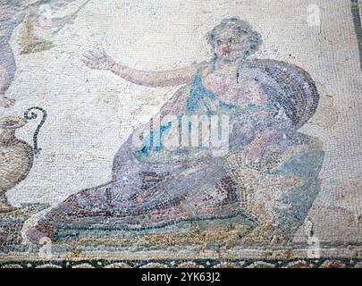 Primo piano di Amymone dal mosaico di Nettuno e Amymone, i mosaici della Casa di Dioniso, il parco archeologico di Paphos, Cipro. Foto Stock