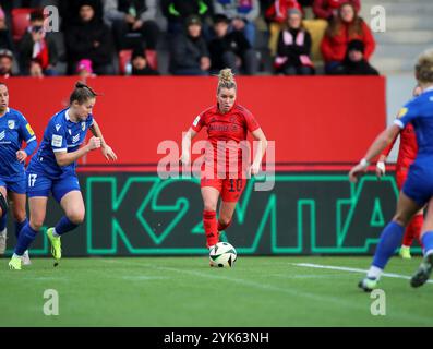 München, Deutschland, 17. Novembre 2024: Fussball, Frauen, Google Pixel Frauen Bundesliga, 10.Spieltag, Saison 2024/2025, FC Bayern München - FC Carl Zeiss Jena Linda Dallmann (FC Bayern München) mit Ball Foto Stock