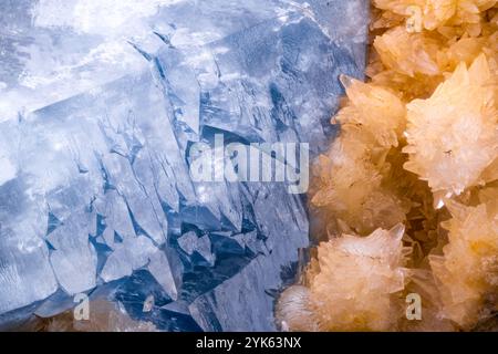 Celestina blu con calcite gialla. Esemplare di Darah-i-Laman, distretto di Qala e Naw, Afghanistan. Micro Photography primi piani estremi. miniera di microscopio Foto Stock