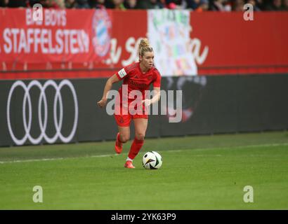 München, Deutschland, 17. Novembre 2024: Fussball, Frauen, Google Pixel Frauen Bundesliga, 10.Spieltag, Saison 2024/2025, FC Bayern München - FC Carl Zeiss Jena Linda Dallmann (FC Bayern München) mit Ball im Angriff, Einzelaktion, Freisteller, Ganzkörperaufnahme Foto Stock