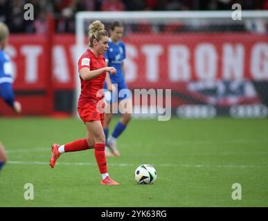 München, Deutschland, 17. Novembre 2024: Fussball, Frauen, Google Pixel Frauen Bundesliga, 10.Spieltag, Saison 2024/2025, FC Bayern München - FC Carl Zeiss Jena Linda Dallmann (FC Bayern München) mit Ball im Angriff, Einzelaktion, Freisteller, Ganzkörperaufnahme Foto Stock