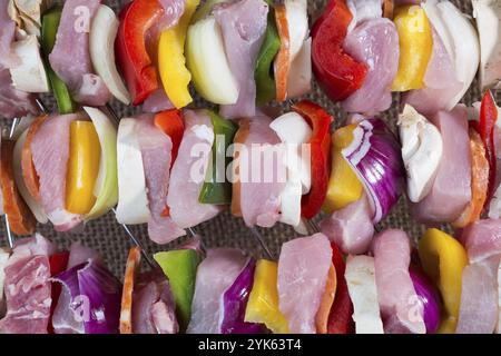 Carne di maiale cruda spiedini pronti per la cottura alla griglia Foto Stock