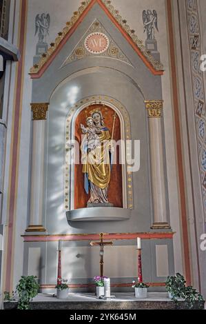 Altare laterale con statua della Vergine Maria, Chiesa parrocchiale cattolica di San Blasio a Dietmannsried, Allgaeu, Baviera, Germania, Europa Foto Stock