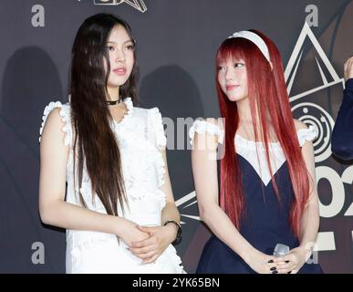 Incheon, Corea del Sud. 16 novembre 2024. (L to R) la cantante sudcoreana Hyein e Haerin, membro del gruppo femminile K-Pop NewJeans, partecipano ad un Red carpet durante i 1st Korea Grand Music Awards 2024 all'Incheon INSPIRE ARENA di Incheon, Corea del Sud, il 16 novembre 2024. (Foto di: Lee Young-ho/Sipa USA) credito: SIPA USA/Alamy Live News Foto Stock