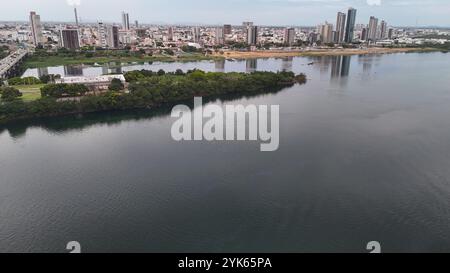 juazeiro, bahia, brasile - 14 novembre 2024: Vista del porto dei traghetti per attraversare il fiume Sao Francisco. Foto Stock