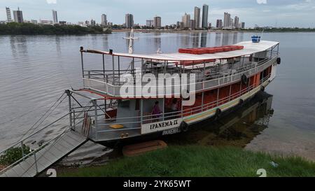 juazeiro, bahia, brasile - 14 novembre 2024: Vista del porto dei traghetti per attraversare il fiume Sao Francisco Foto Stock