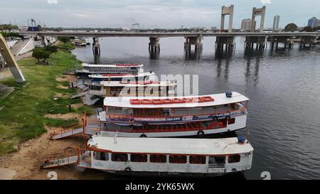 juazeiro, bahia, brasile - 14 novembre 2024: Vista del porto dei traghetti per attraversare il fiume Sao Francisco Foto Stock