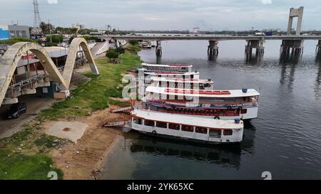 juazeiro, bahia, brasile - 14 novembre 2024: Vista del porto dei traghetti per attraversare il fiume Sao Francisco Foto Stock