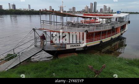 juazeiro, bahia, brasile - 14 novembre 2024: Vista del porto dei traghetti per attraversare il fiume Sao Francisco Foto Stock